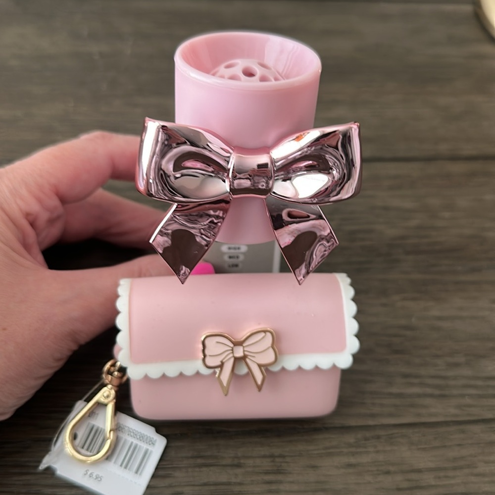 NEW Bow Bath & Body Works  Plug In and Antibacterial holder (both)